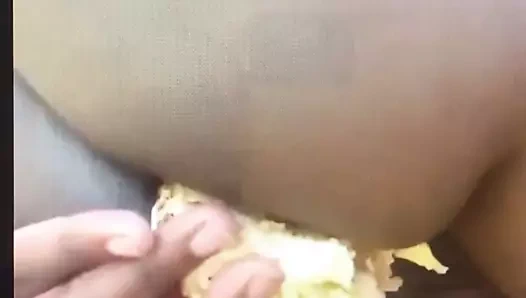 Yiyecekleri kıçıma sokuyorum ve üzerinde osuruyorum