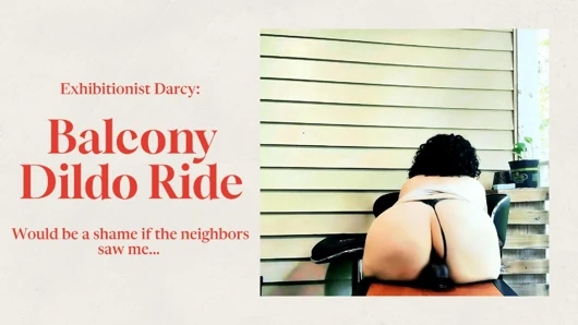 Teşhirci Darcy Delaney güpegündüz apartman balkonunda dildosunda sikişiyor