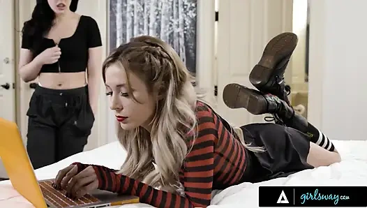 Girlsway - gururlu Whitney Wright, Minyon Aiden Ashley'i kendi tipi olmadığını duyduklarında baştan çıkarıyor