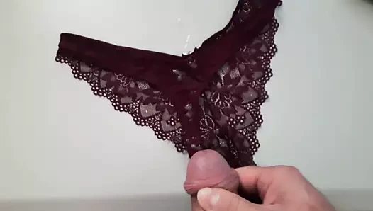 In den Slip der Milf Nachbarin gespritzt