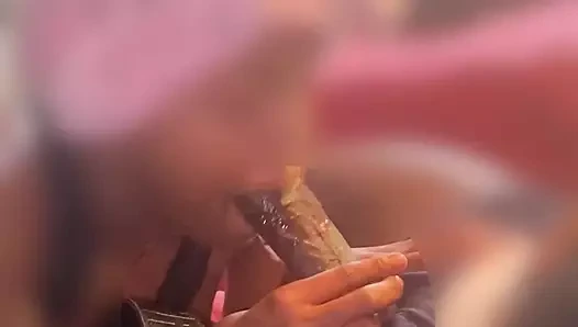 Abanoz piliç iyi boğaz verir. Arkama yaslandım ve sikim üzerinde çalışmasına izin verdim. boğazına attırma çılgın