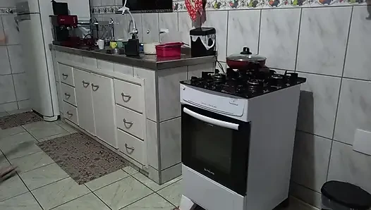 Hizmetçi bulaşık yıkarken götünü kullandırıyor.