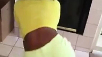 Balc kız 4.mp4 dans yapıyor