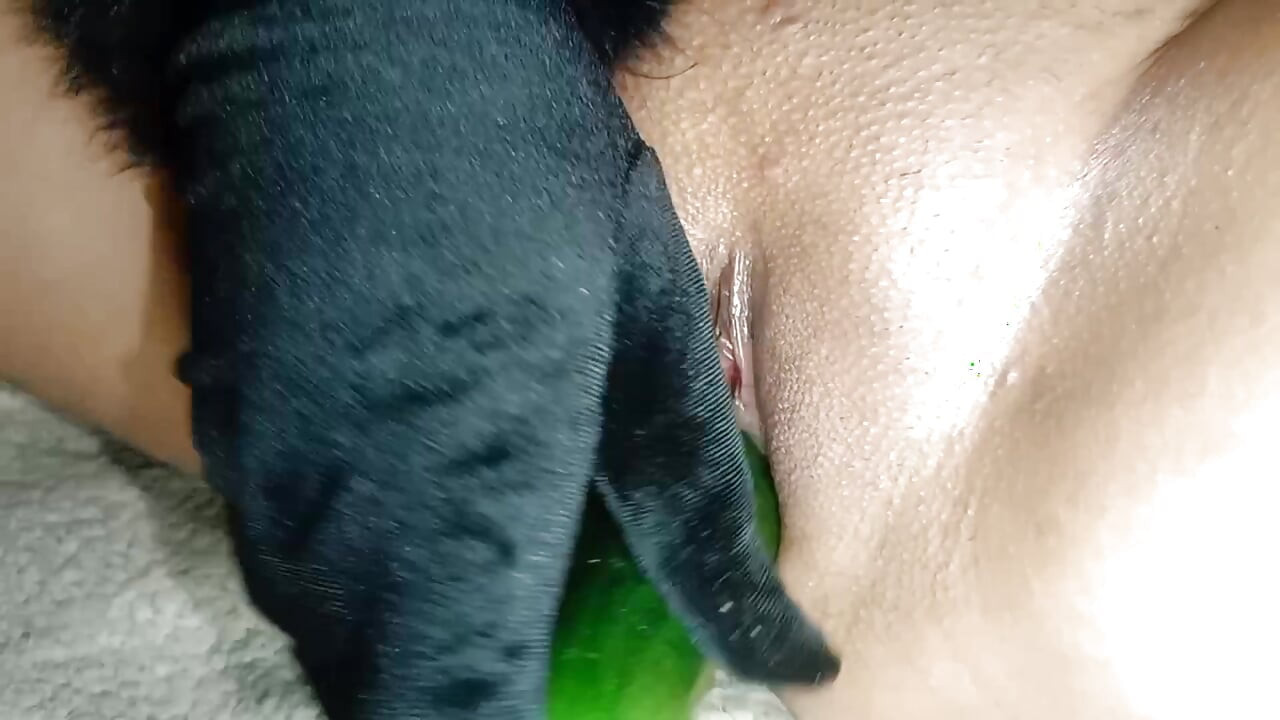 Bella Khalifa pembe etli amına uzun salatalık sokuyor ve mastürbasyon yapıyor