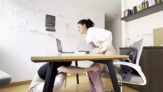 İki kız görüntülü görüşme sırasında kimse fark etmeden birbirlerine dokunuyor