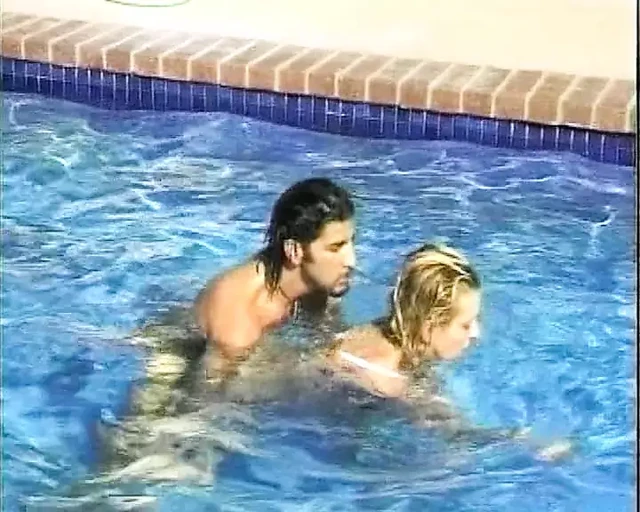 Vahşi bir Alman bebek havuzda sıkı deliklerini siktiriyor