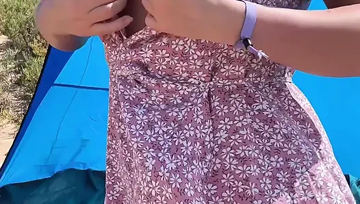 Açık havada sargı elbisesi içinde külotsuz amını teşhir ediyor