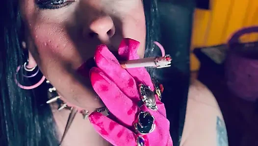 Yaptığı işte en iyisi o! Tina Snua kibritli bir sigara yakıyor ve eldivenle sigara içiyor