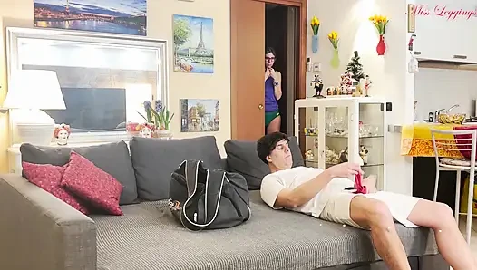 Üvey anne onu direk dansı çantasından sikerken yakaladıktan sonra üvey oğluna ders veriyor