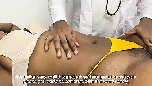Hasta diz ağrısı için gidiyor ama doktor onu rahatlatmak için yarağını içeri tavsiye ediyor