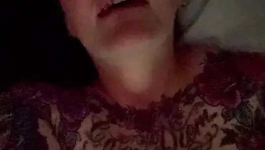 Gecenin ortasında mastürbasyon yapıyor ve çok sert boşalıyor