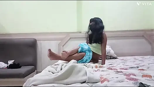 Hintli üvey kız kardeş seks için baştan çıkarılıyor