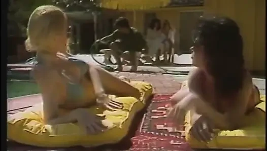 Ateşli hatunlar açık havada büyük bir direğe oral seks yaparken tadını çıkarıyor ve sonra sikiliyor