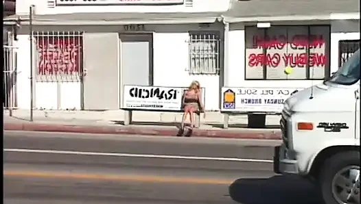 Şehvetli sarışın bebek kanepede yaşlı adamdan sert sikiliyor