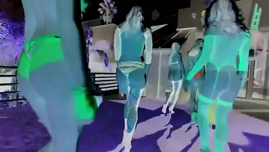 Porno yıldızları striptiz topuklu ayakkabılarla yürümek için işe alındı