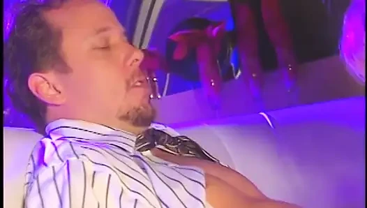 İri göğüslü orta yaşlı seksi kadın limuzinde macera istiyor