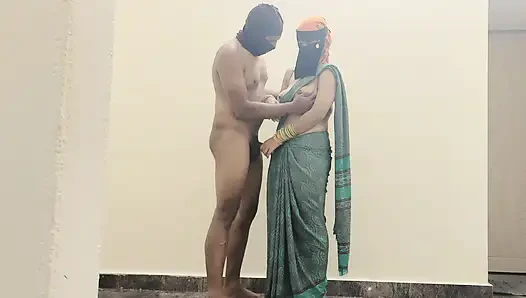 Orta yaşlı seksi müslüman tesettürlü kız ateşli domaltmalı romantik adamla sari