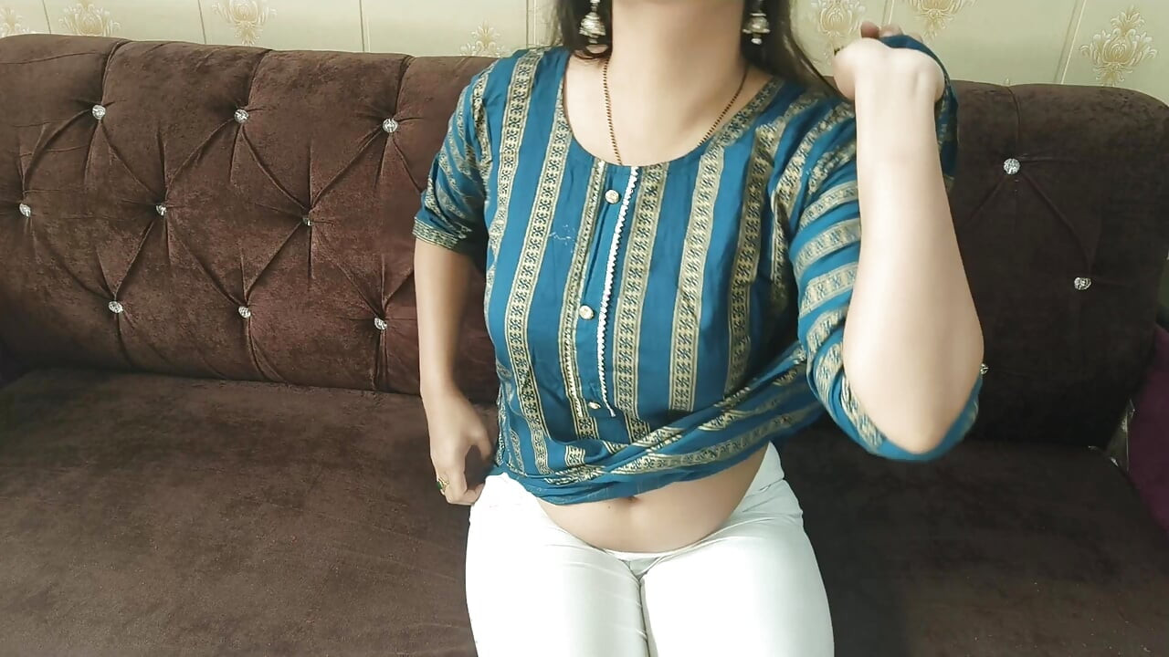 Üvey erkek kardeş ateşli üvey kız kardeşle flört ediyor ve Hintçe sert sikiş sırasında gerçek bir orgazm oluyor