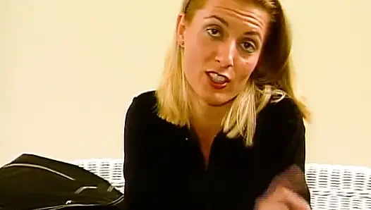 Almanya'dan sarışın hatun mükemmel vücudunu iç çamaşırlı gösteriyor