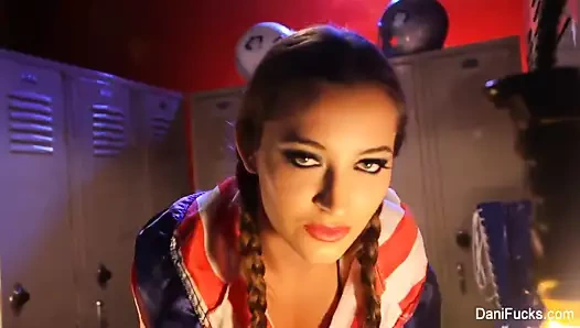 Şampiyon Dani soyunma odasında kendi kendine oynuyor