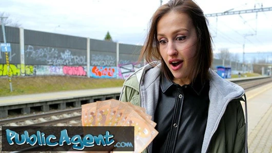 kamu ajan tren istasyonu sigara içen alır onu göğüsleri dışarı için ödemek