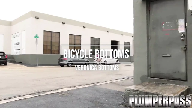 Bisikletli iri güzel kadın çifte sikiliyor ve 2 büyük yarakla sikiliyor