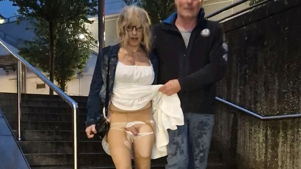 Kadın kılıklı bir sürtüğü böyle tedavi eder! Adam herkesin içinde travestiyi vahşice kullanıyor ve yüzüne boşalıyor!