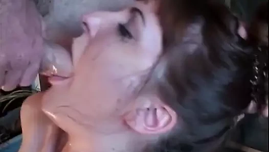 Kirli bir çük üzerinde öğürerek