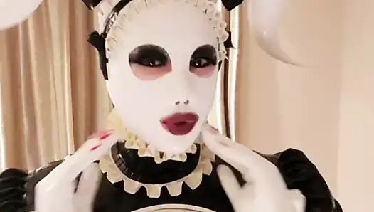 sevimli transeksüel kauçuk hizmetçi