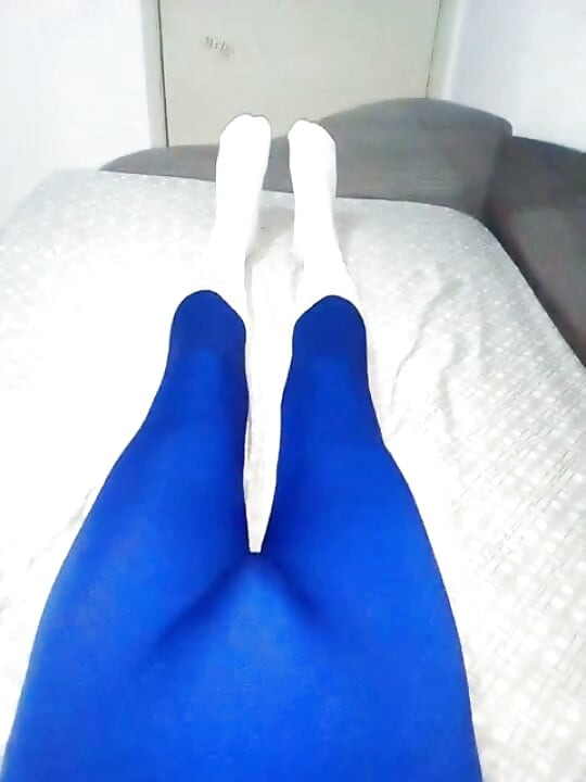 Mavi Zentai kostüm ve çoraplarla evde eğlence