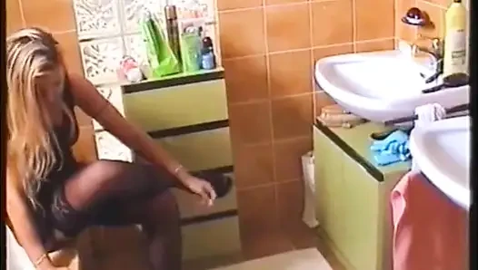 Onun gözetiminde banyo temizliği