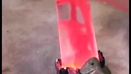 Kız bir lav lambası sürmek iken 2 adamlar onun yüzüne boşalmak