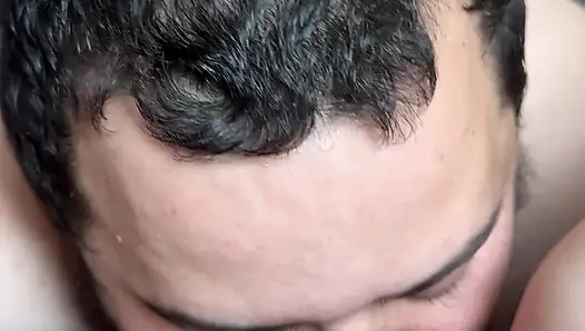 Kız arkadaşını dışarıda yalıyor