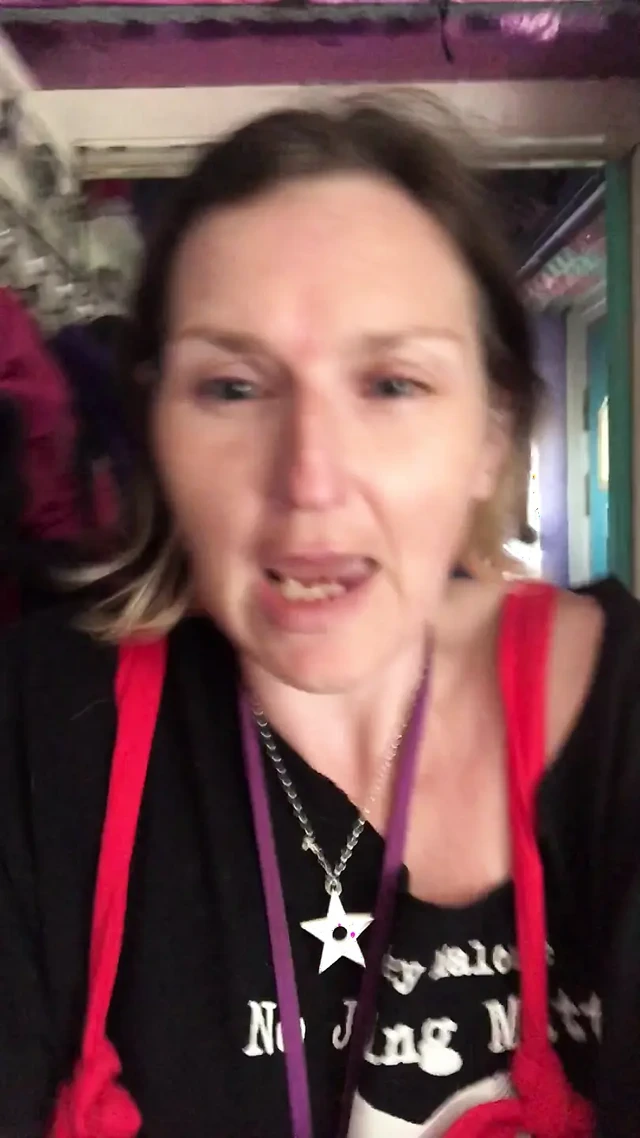 Çıplak bacaklarıma işiyorum