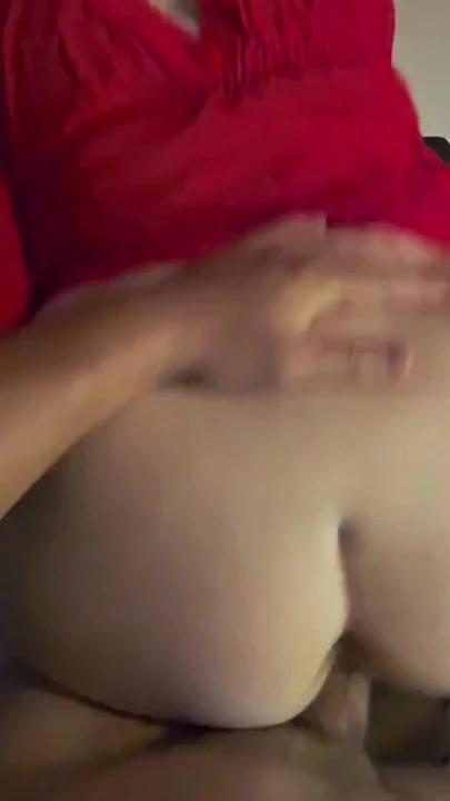 Orta yaşlı seksi kadın domalarak büyük götü sikiyor | Klip 1