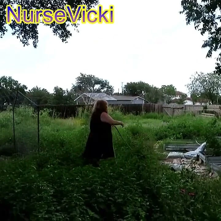 Bahçede seksi yürüyüş ve dağınıklığı temizleme