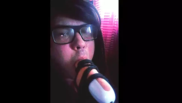 Travesti dildo emiyor