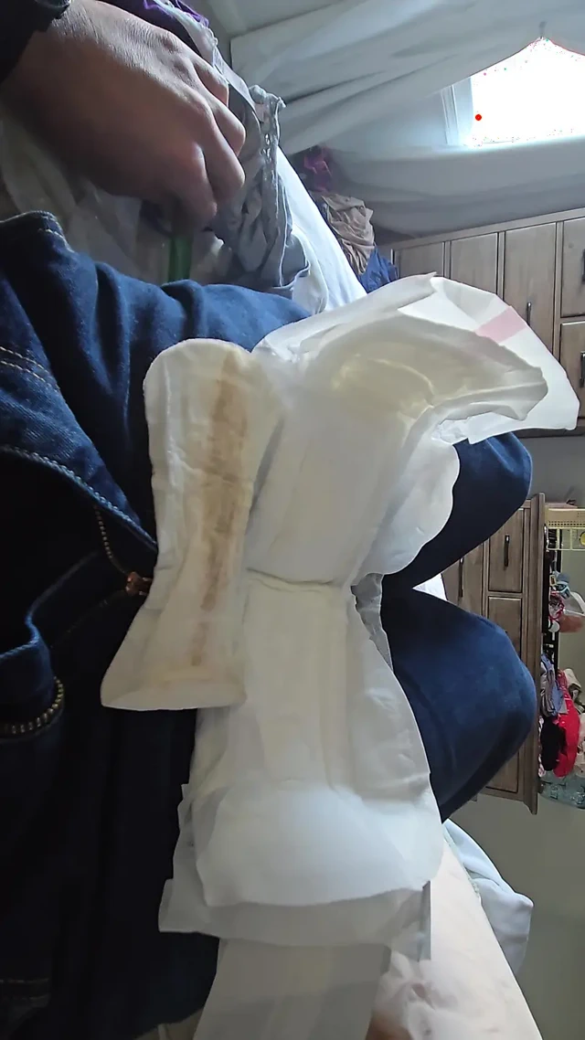 Kokulu külotlu çoraplı ve yumuşak Asyalı bir gecede maxi-pad mastürbasyon