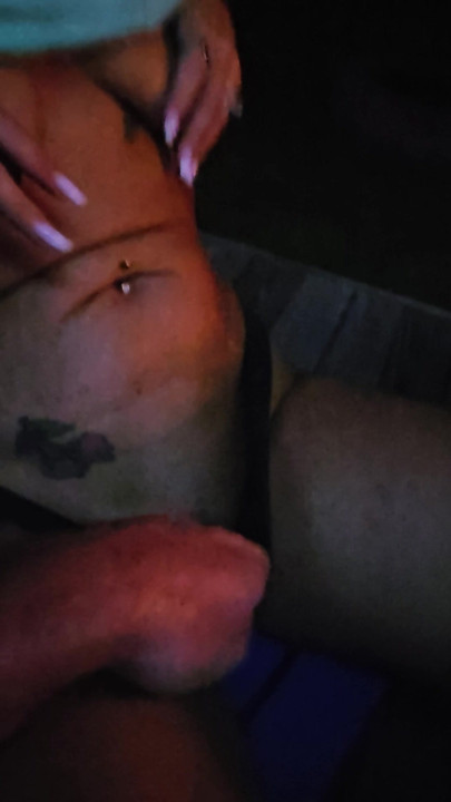 Kamp ateşinde mükemmel orta yaşlı seksi kadın göğüsleri teşhir ediyor