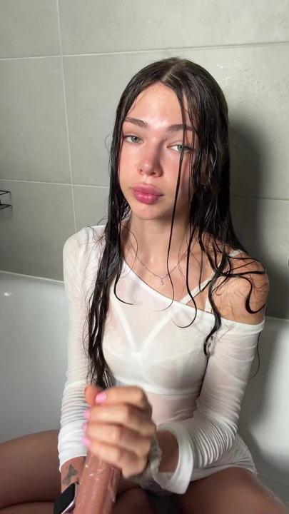 Sırılsıklam ve bu dildoya yavaş sabunlu elle muamele yapıyorum