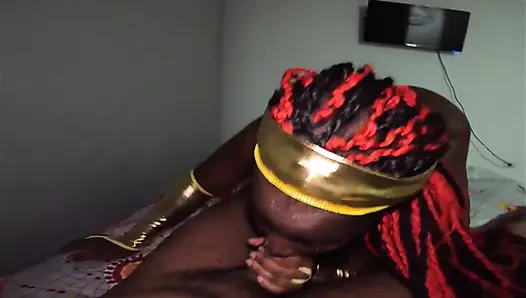 Tombul n' baharatlı götü büyük harika kadın yatakta domaltmalı cosplay süper çılgın kahraman usturalı bir yarak emiyor - mastermeat1