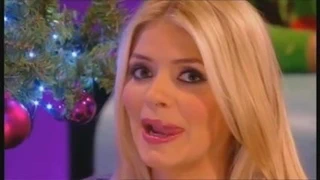 Holly willoughby topları yalıyor