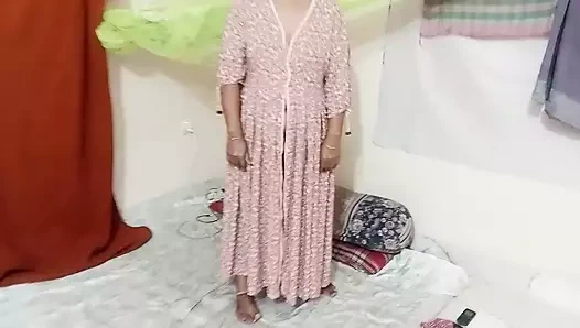 Teyzemi evde yalnız buldum ve onu sikmeye başladım