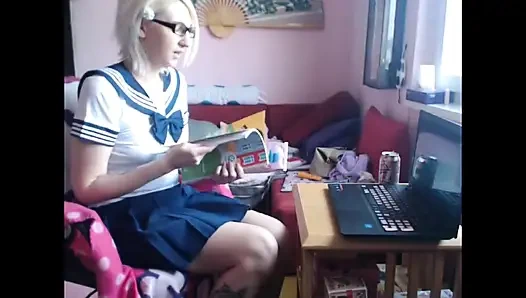 Üniversiteli üniformalı kız boşalıyor. Ovma-gür orgazm