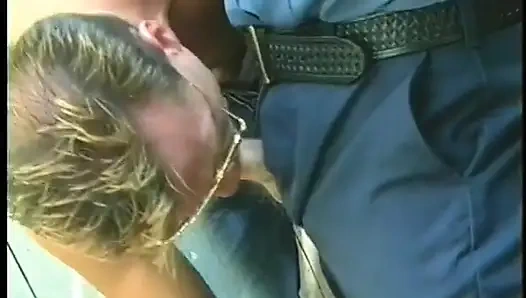 Üniformalı ve gözlüklü kaslı adam iş arkadaşının ateşli yarağını emiyor ve yalıyor