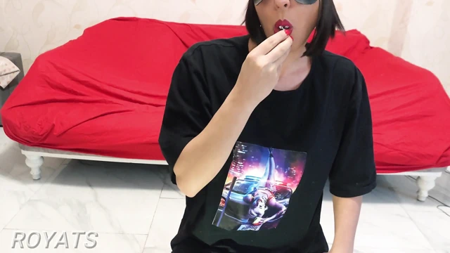 Spor ayakkabı ve külotlu çorapla dildoya binerken boşalma