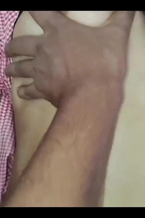 Hintli üniversite öğrencisi üniversite üniforması içinde öğretmenle sikişiyor