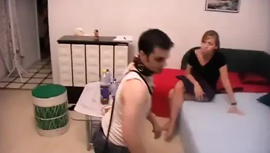 Evcil hizmetçimi besliyorum