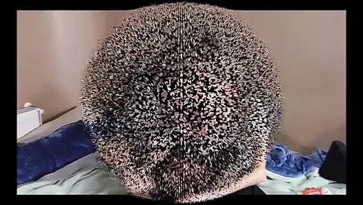 Velet kız evde ağzına el ile yemek tükürüyor