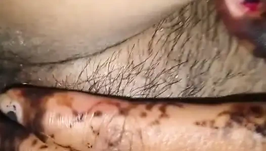 Hintli bakire kız arkadaş ilk kez sakso çekiyor ve sikişiyor